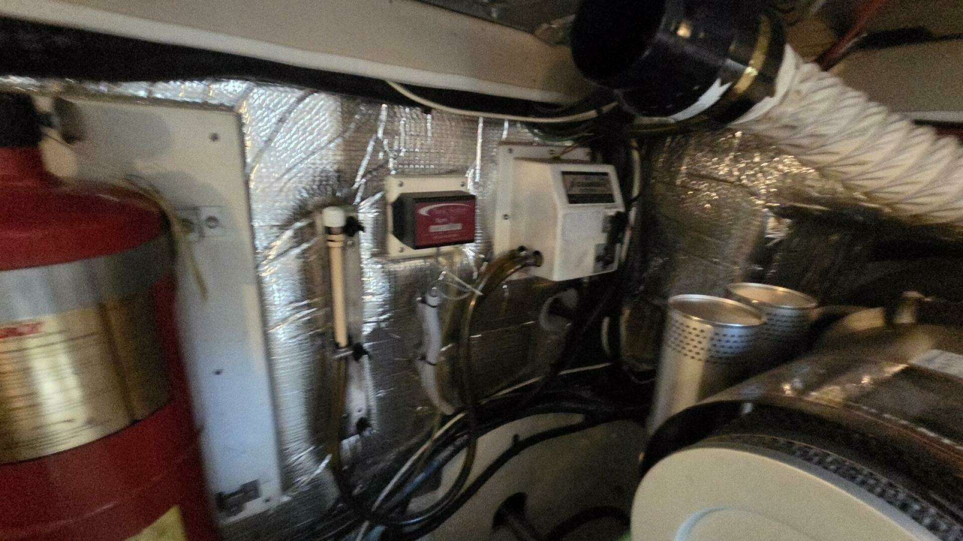 2000 Cruisers Yachts 4450 Express Motor Yacht - Image 69