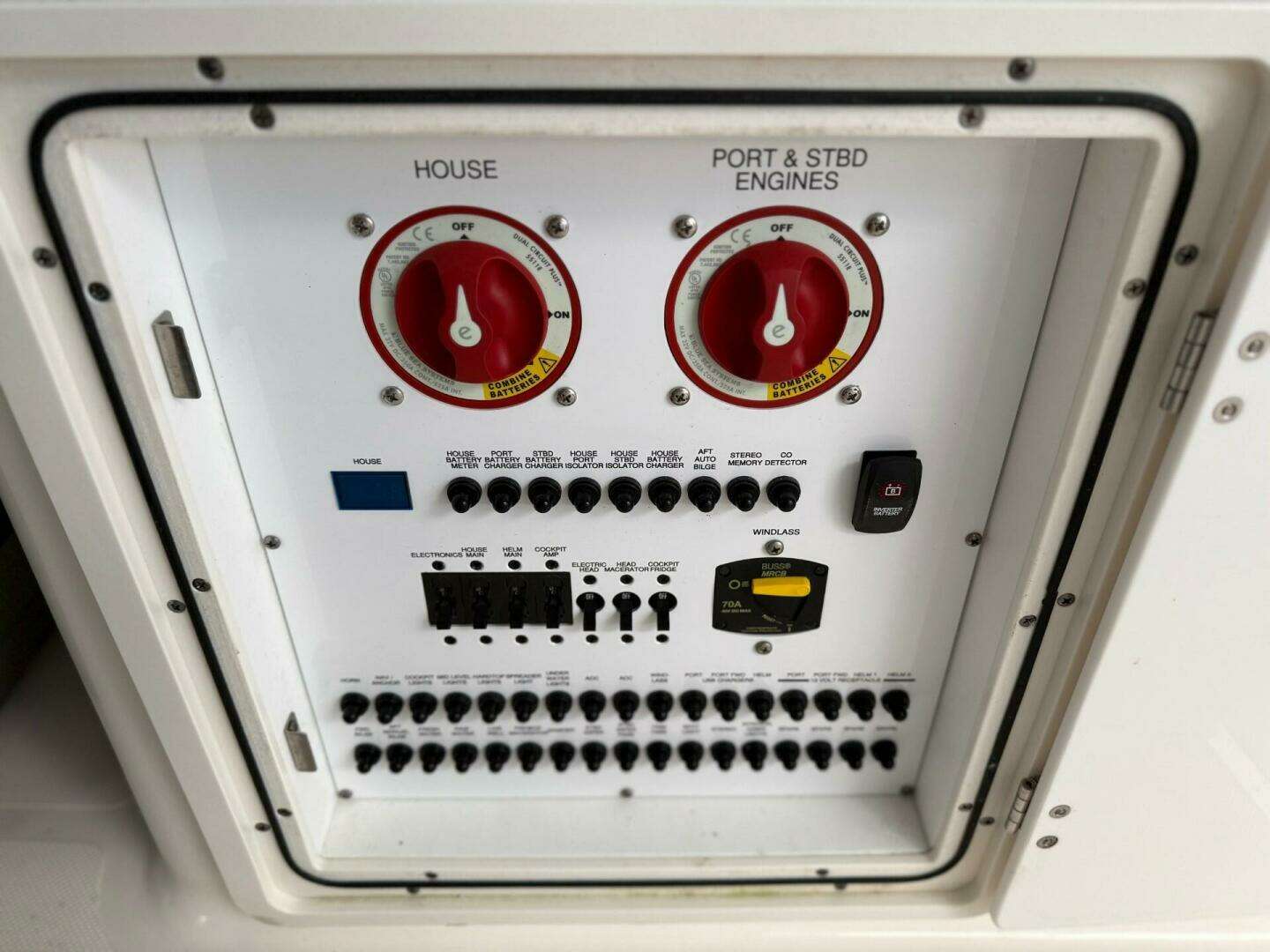 2017 Pursuit DC 295 - Image 23