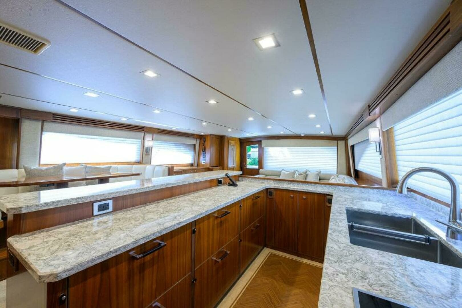 2019 Viking 80 Convertible - Image 9