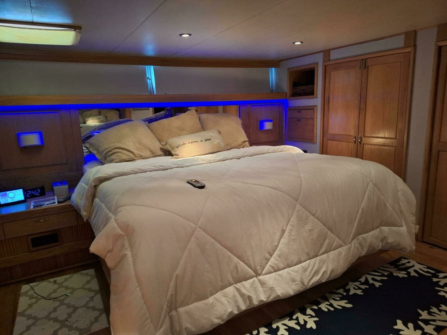 1988 Viking Motor Yacht - Image 20