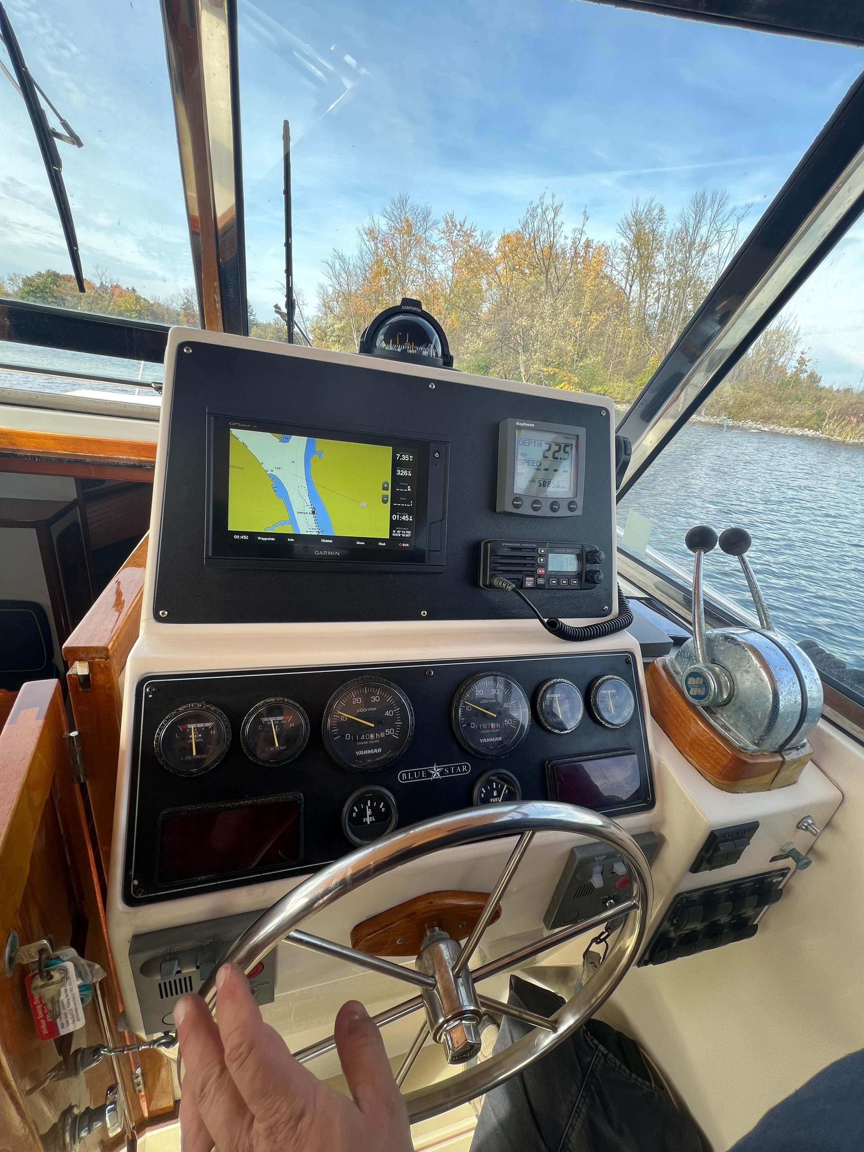 Bruckmann Bluestar 29.9 2000 boat dashboard with navigation system and controls.