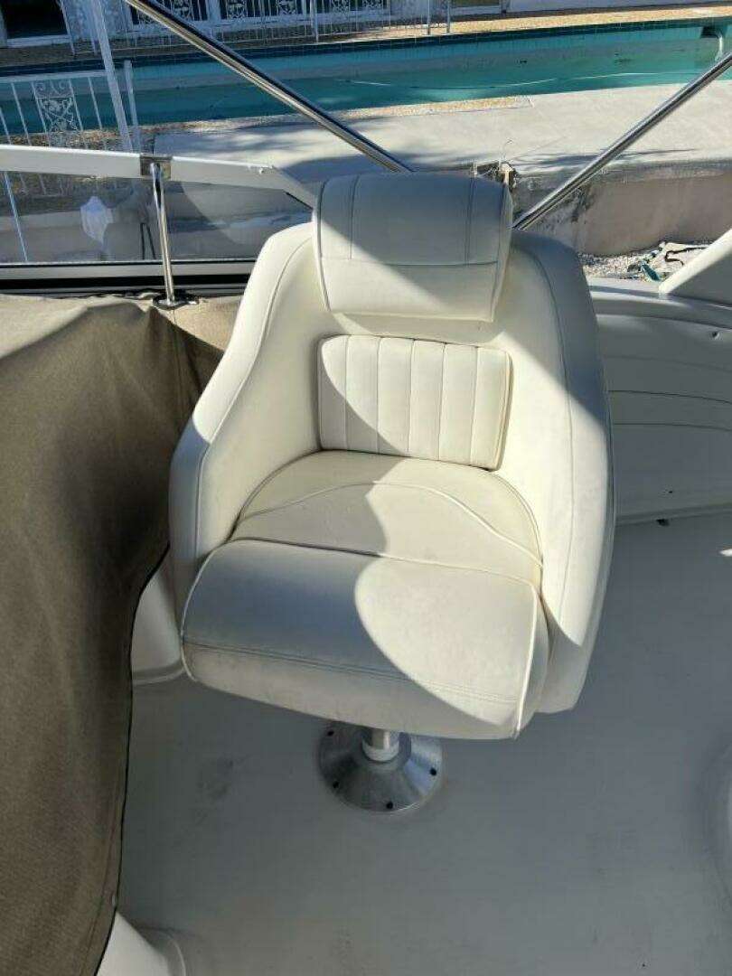 2004 Cruisers Yachts — - Image 10