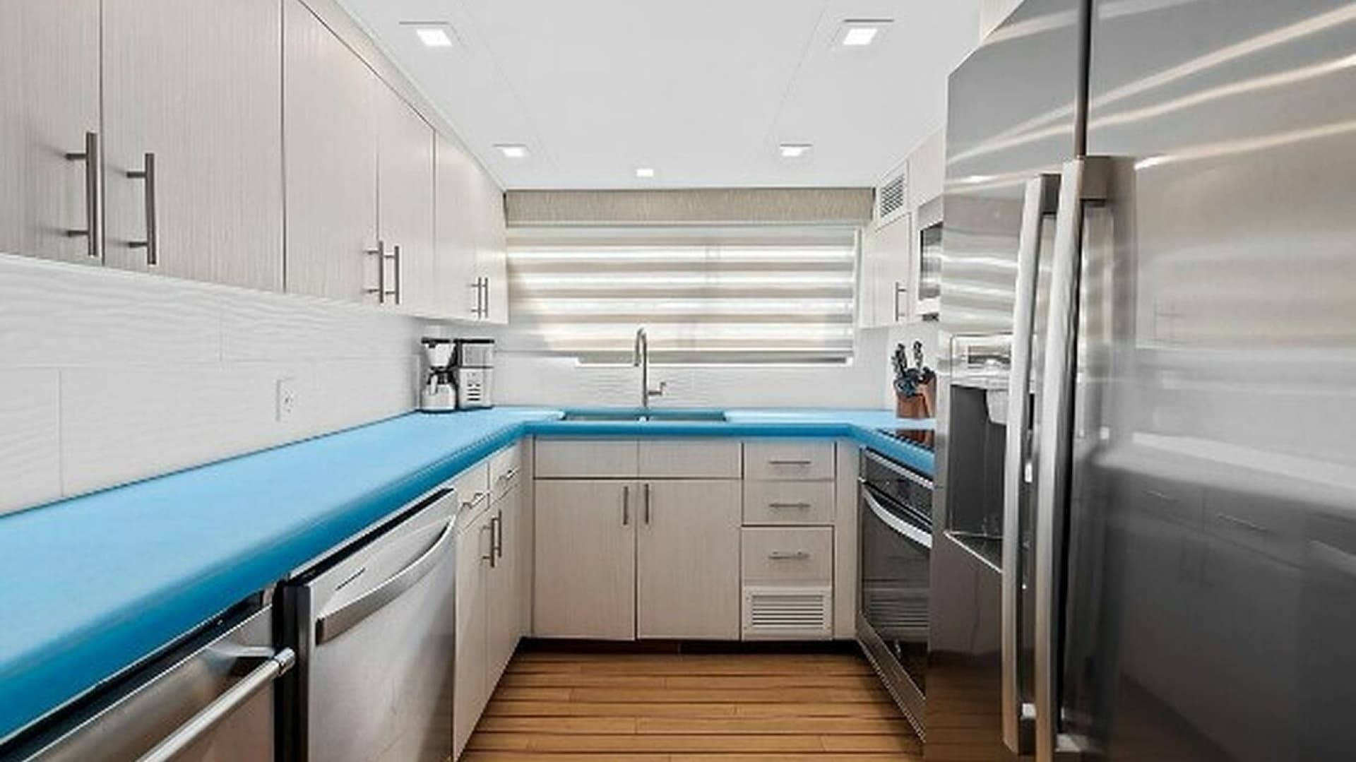 1989 Hatteras Motor Yacht - Image 7