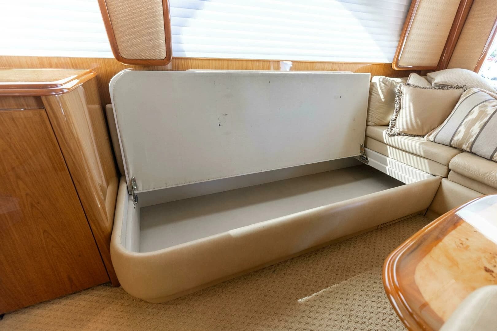 2013 Viking 76 Convertible - Image 9