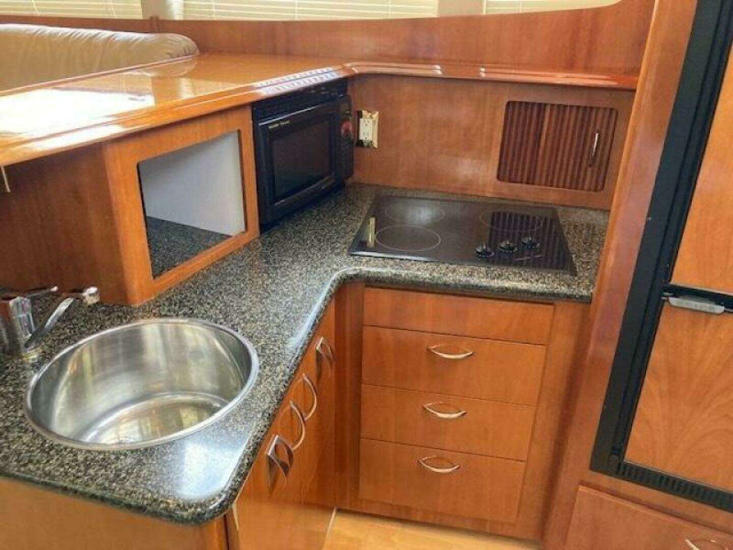 2003 Carver 396 Aft Cabin MY - Image 9