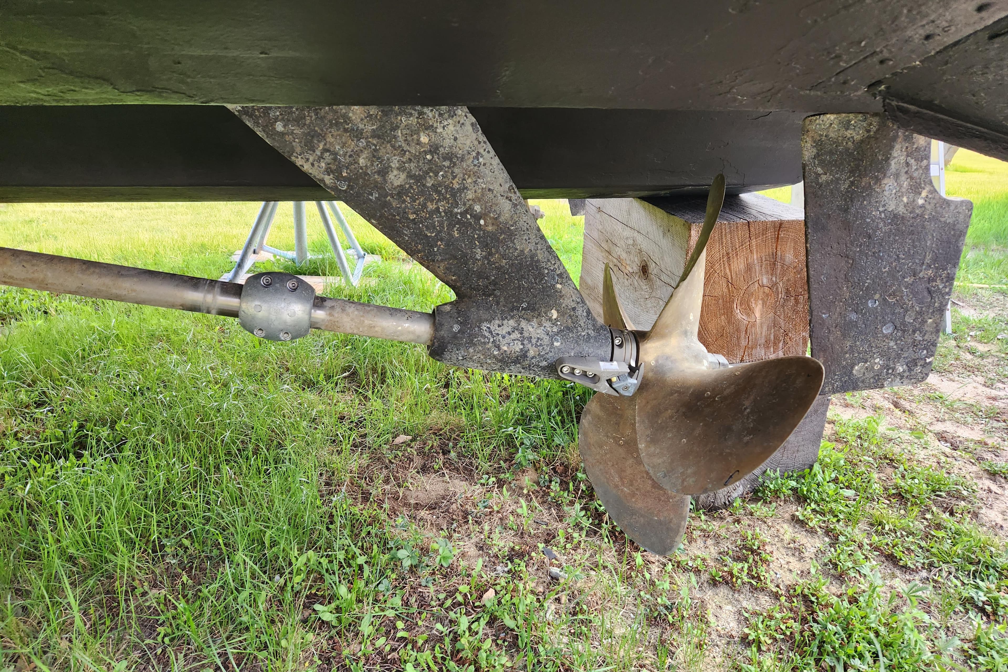 Propeller and rudder of a 1998 Tiara Yachts 3500 Open on grassy ground.