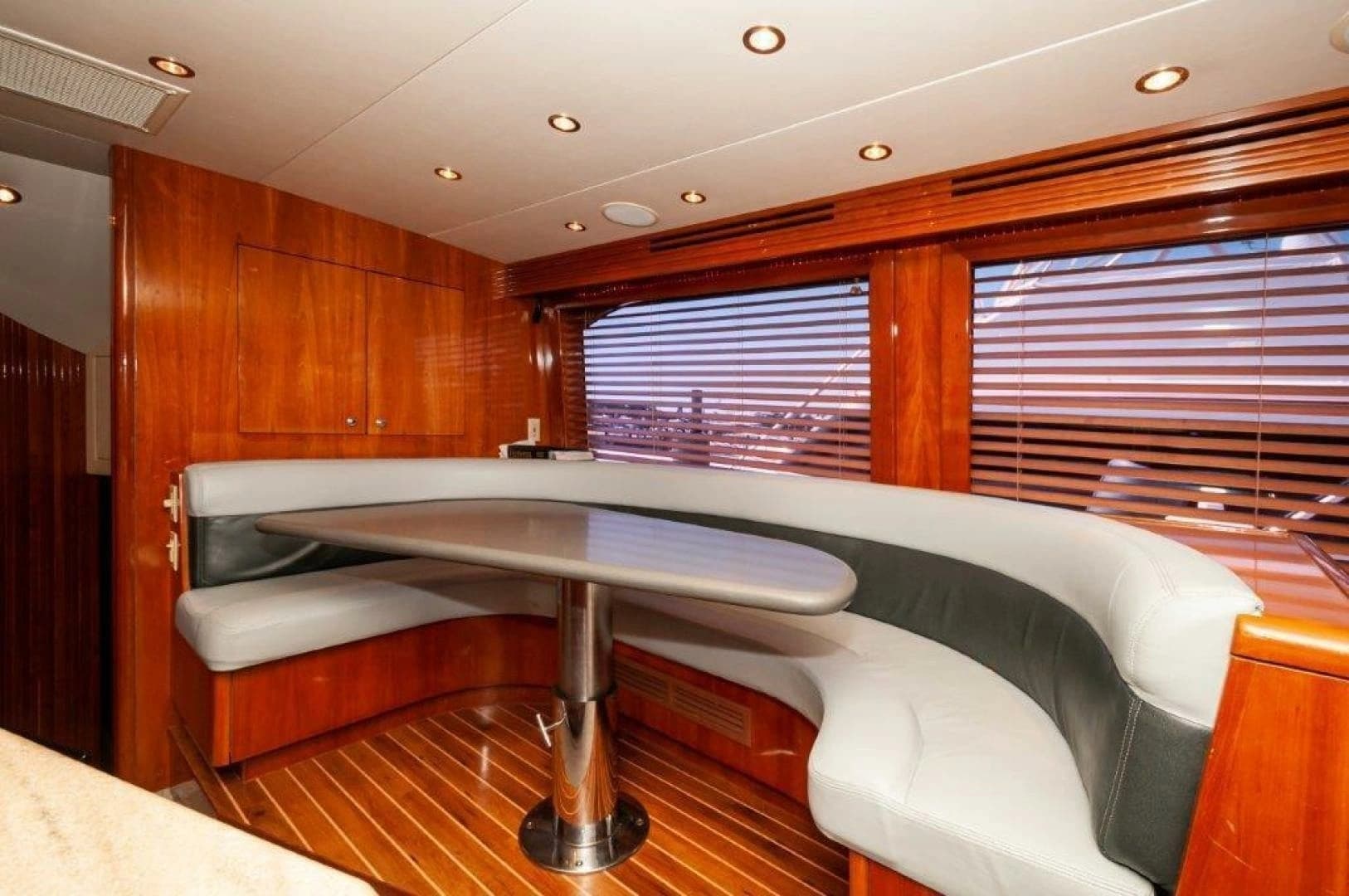 2002 Hatteras 65 Enclosed Bridge - Image 7
