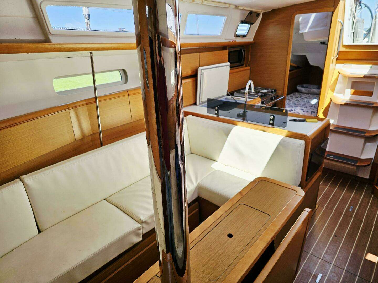 2016 Jeanneau 379 - Image 6