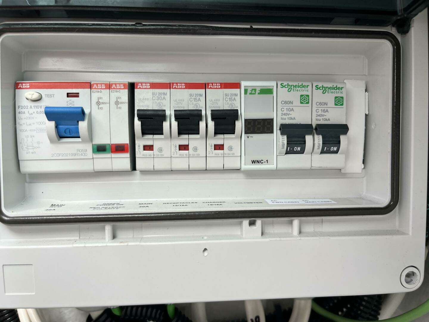 2024 Axopar Cross Cabin - Image 10