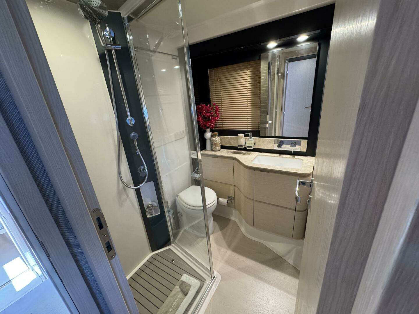 2018 Azimut 66 Flybridge - Image 40