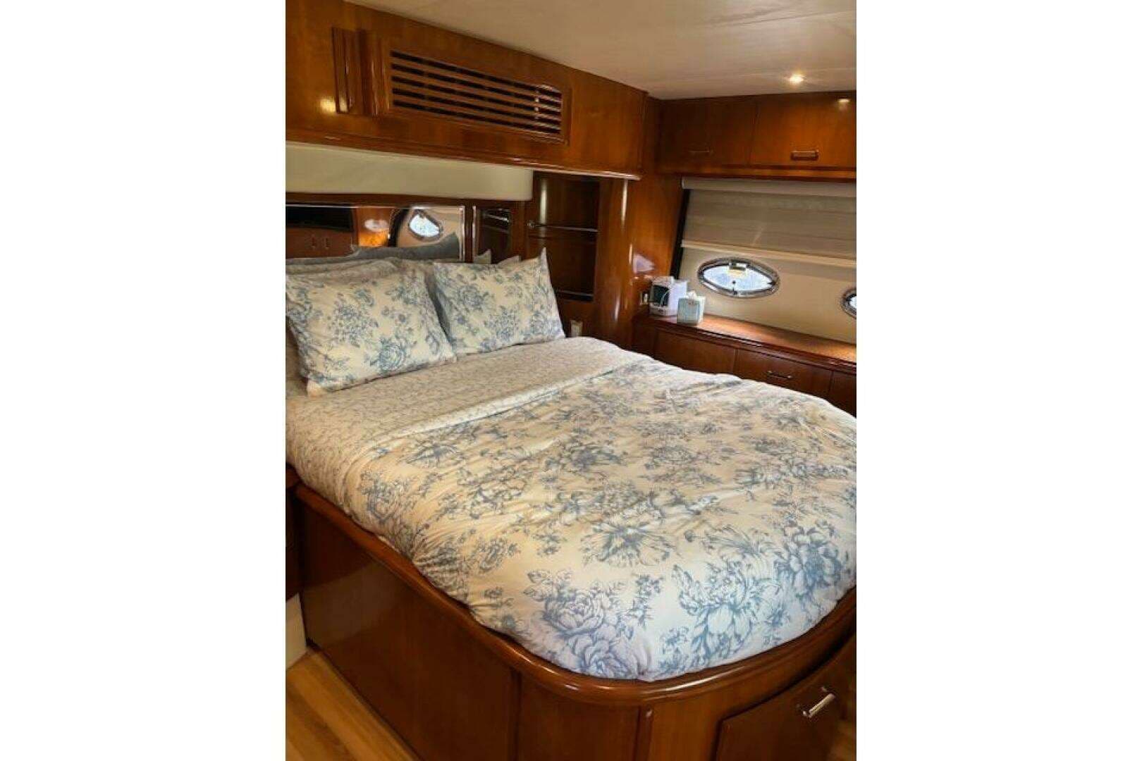 2004 Carver 466 Motor Yacht - Image 50