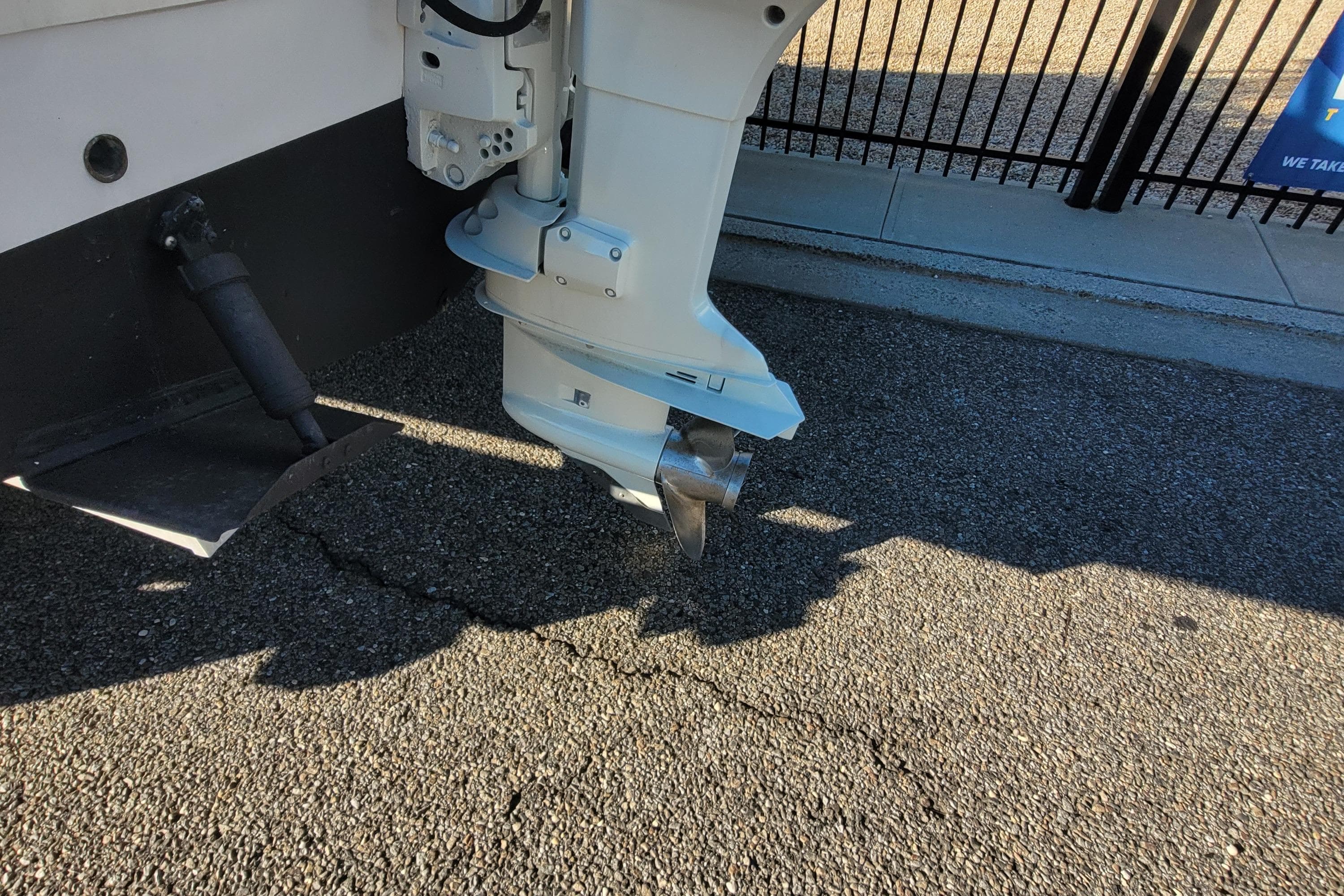 Outboard motor of 2000 Seaswirl Striper 2300 Walkaround OB on pavement.