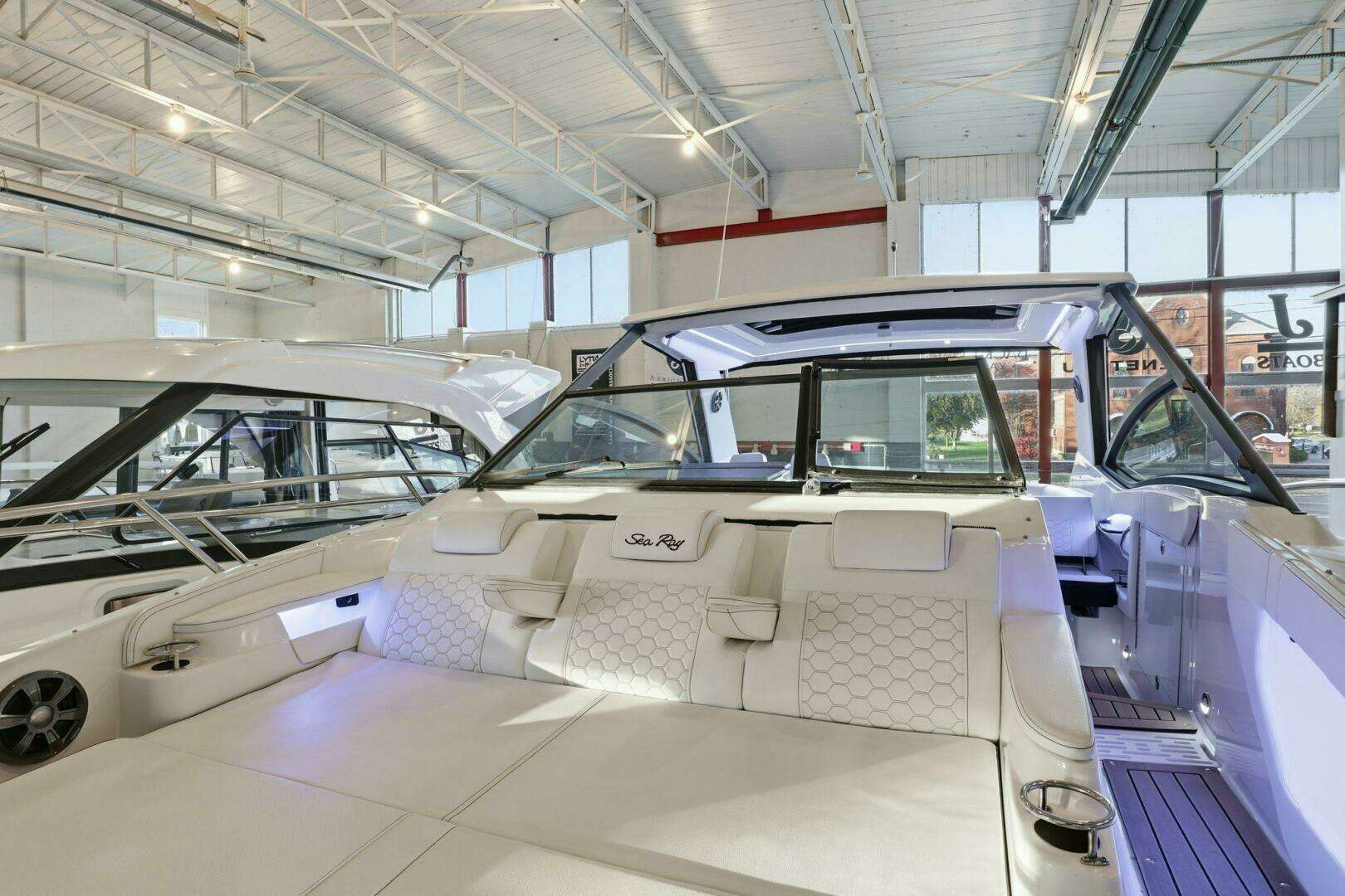 2019 Sea Ray 320 - Image 18