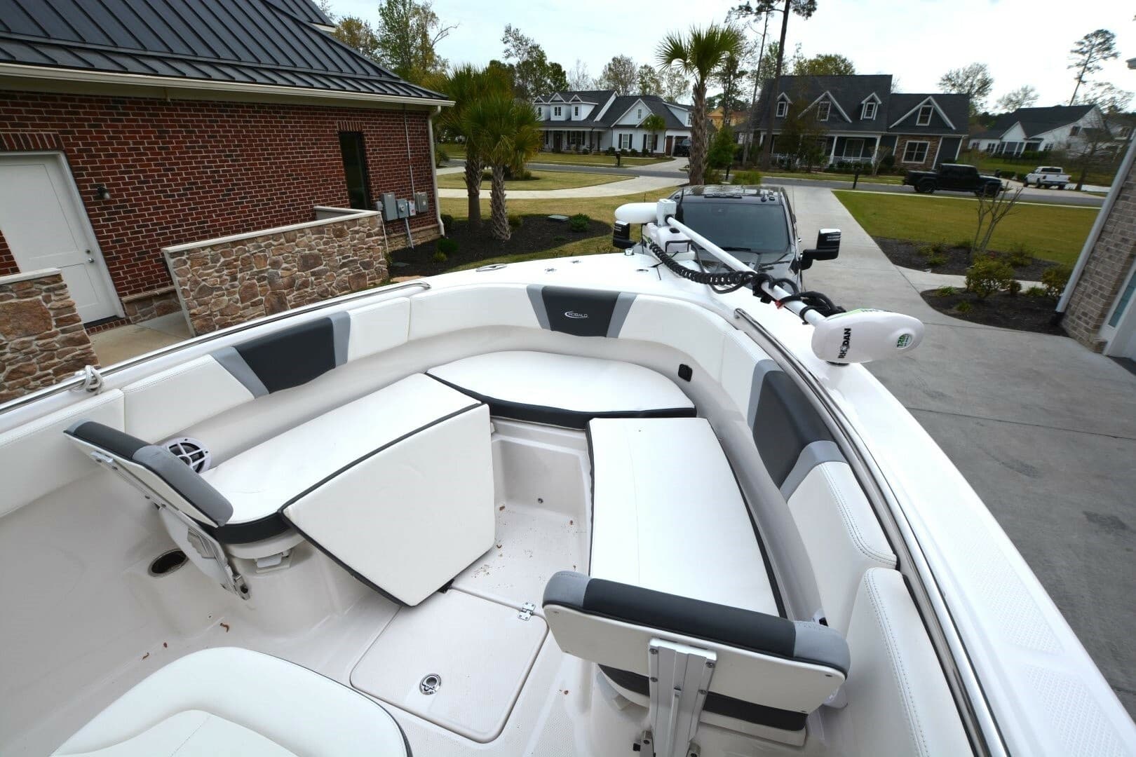 2023 Robalo R230 - Image 5