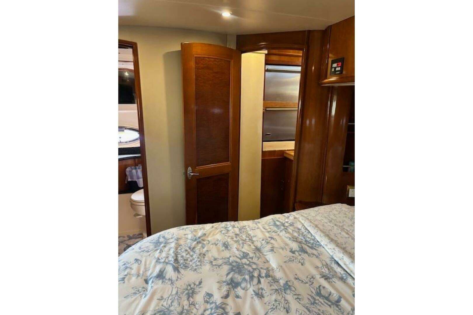 2004 Carver 466 Motor Yacht - Image 45