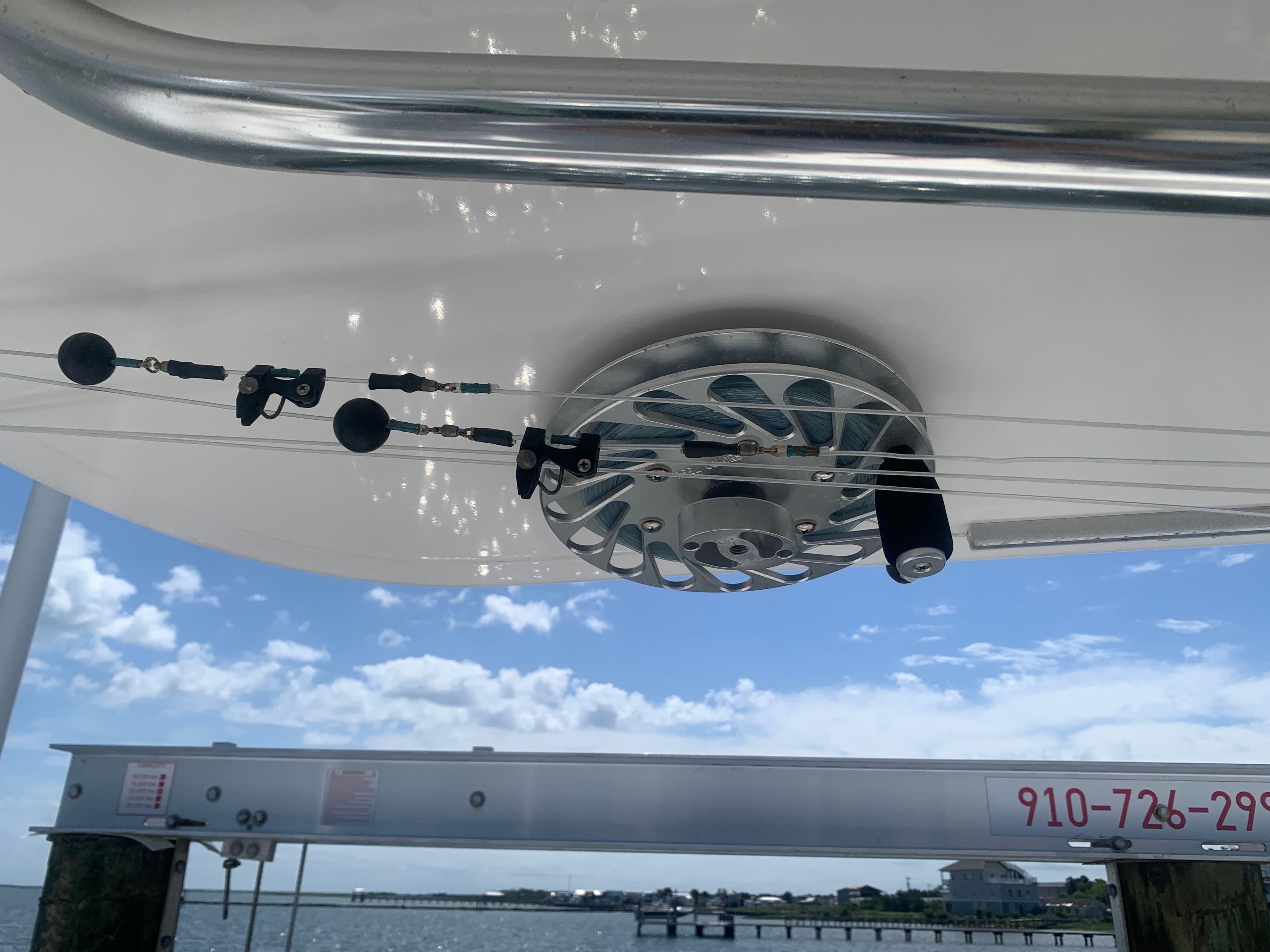 Regulator FS 2015 boat with fishing rod holder against sky.