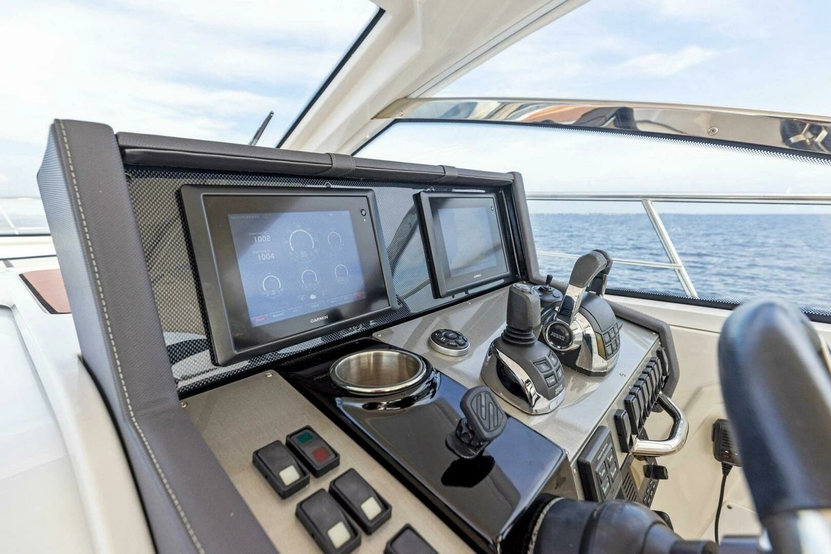2015 Cruisers Yachts 390 Express Coupe - Image 22