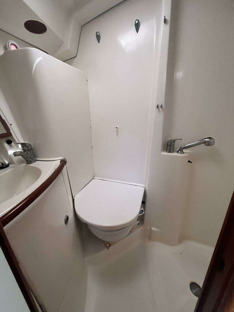 2005 Beneteau 423 - Image 28