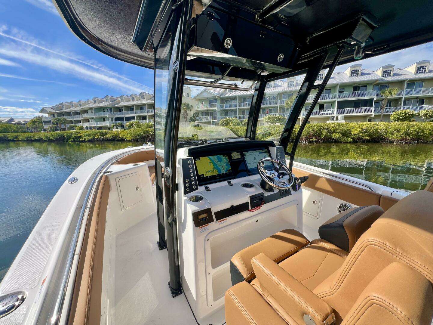 2025 Robalo R302 Center Console - Image 13