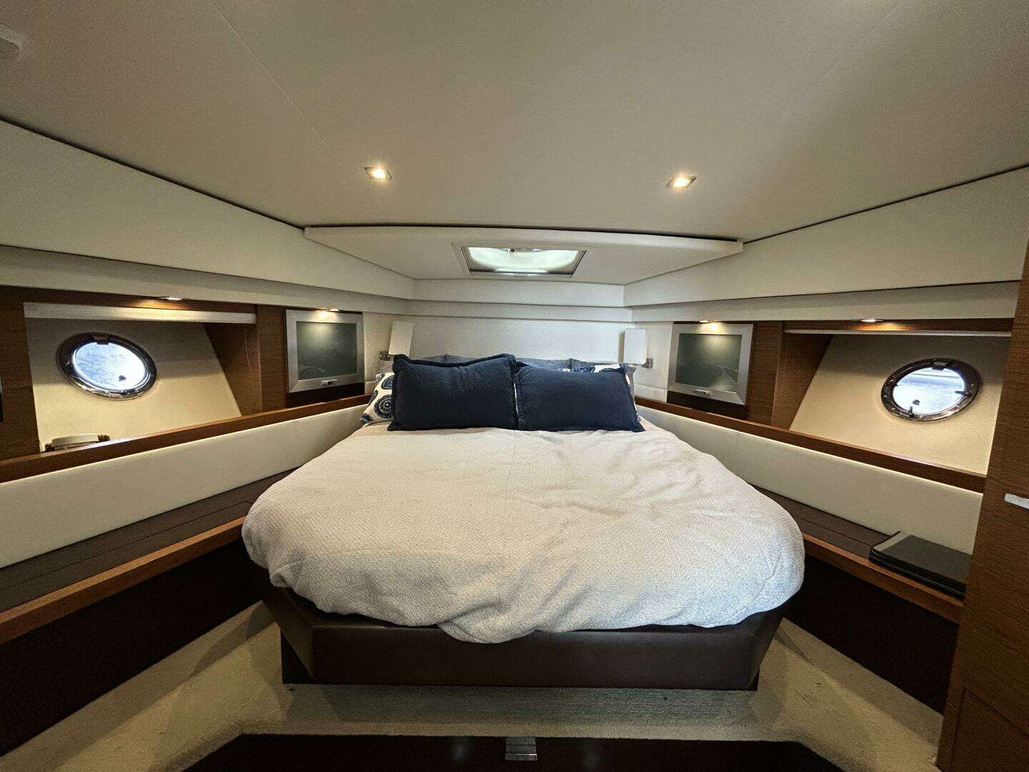 2015 Tiara Yachts C44 Coupe - Image 17