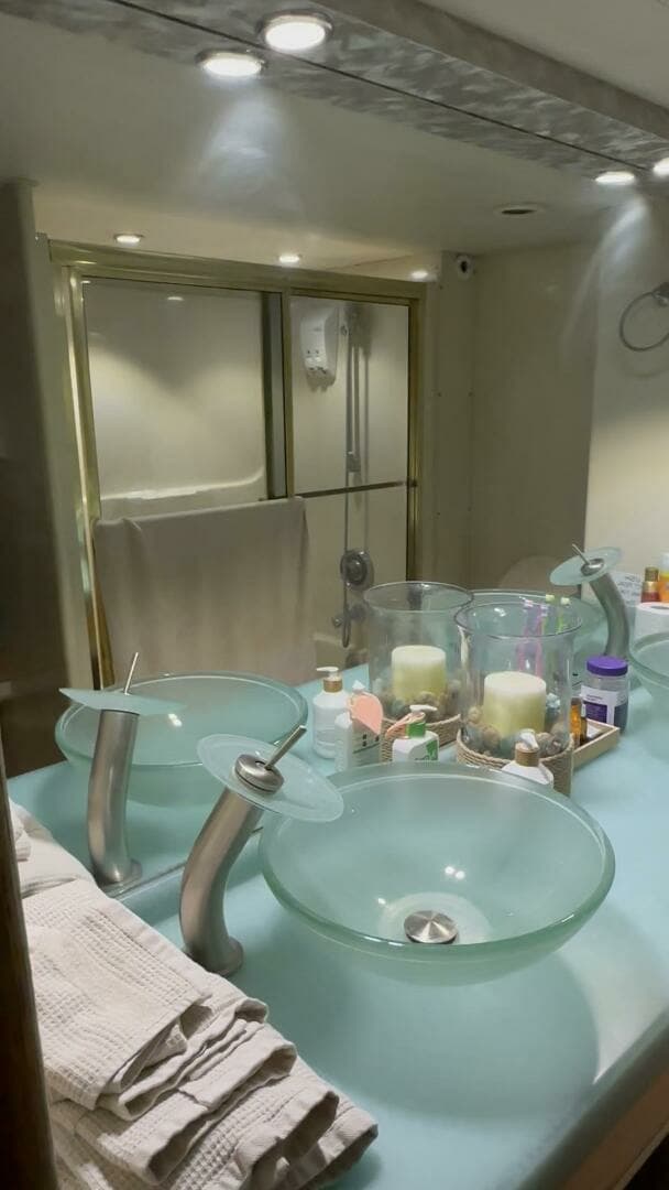1988 Viking Motor Yacht - Image 39
