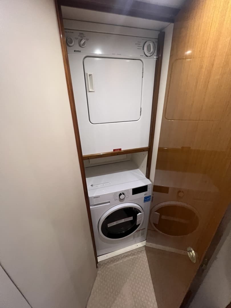 2003 Viking 52 Convertible - Image 29