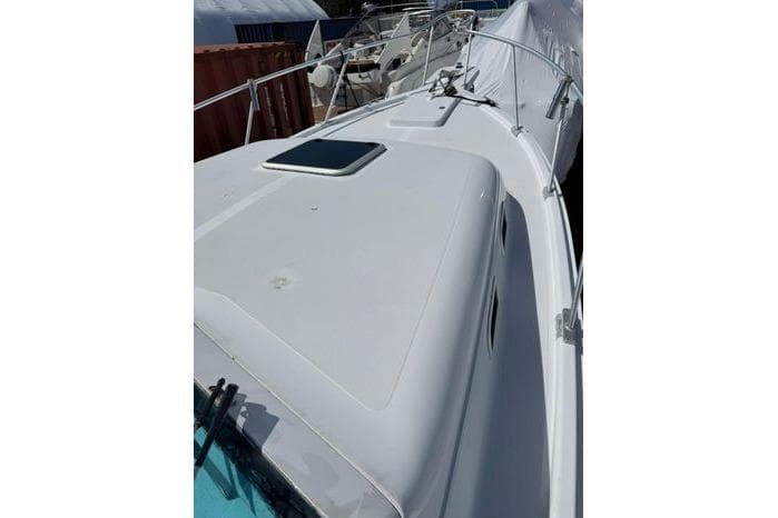 1999 Mainship Pilot 30 Sedan boat deck with railing and hatch.