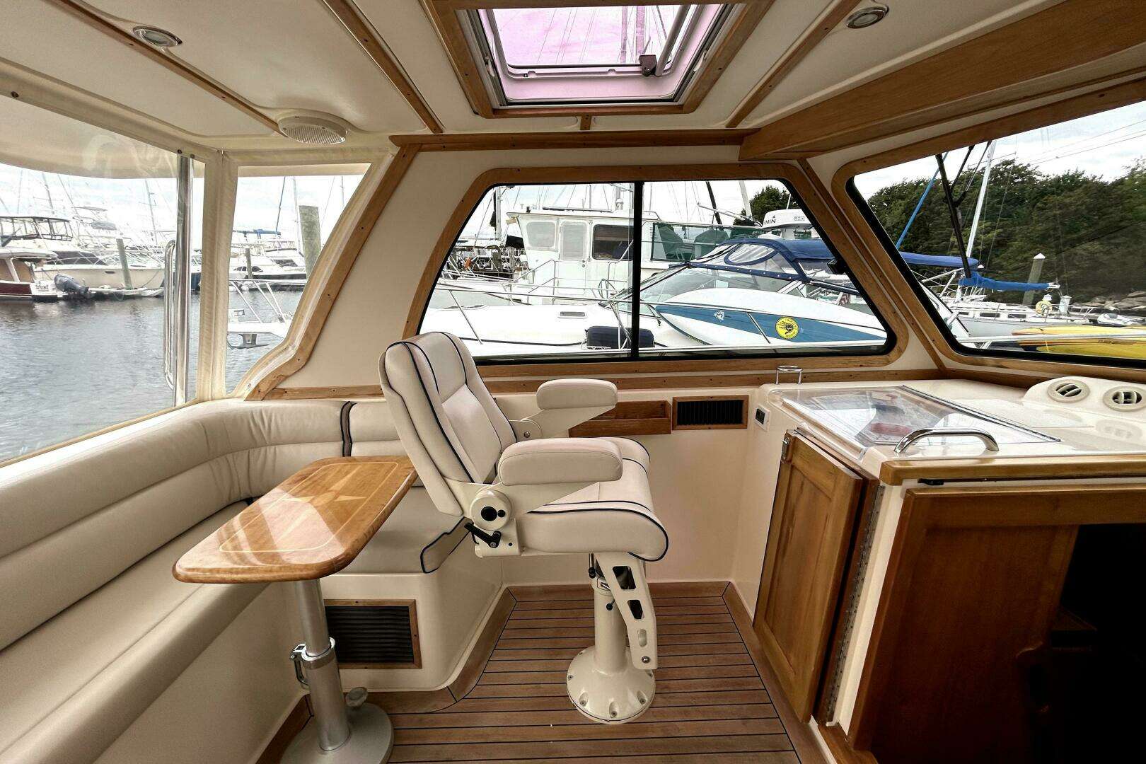 2006 Sabre 38 Hard Top Express - Image 9