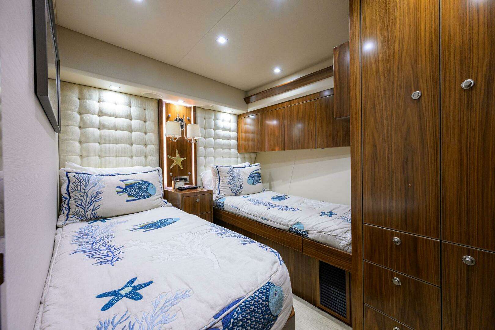 2020 Viking 92 Enclosed Bridge - Image 21