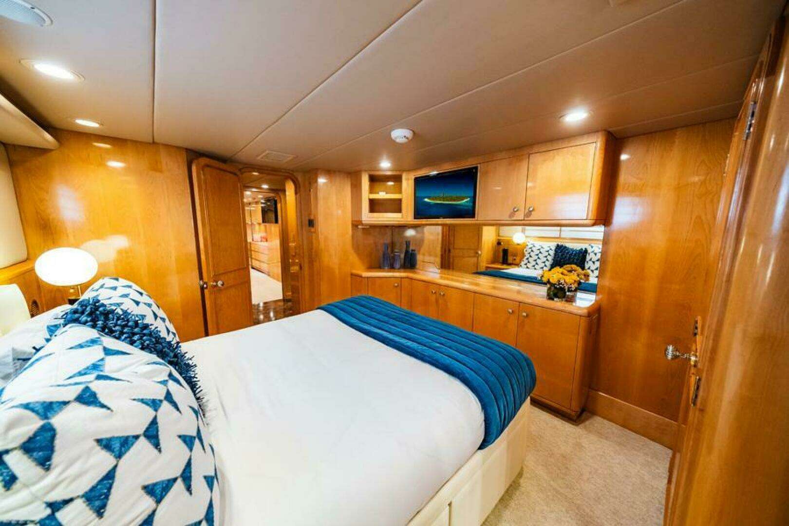 1995 Hatteras Flybridge Motor Yacht - Image 35