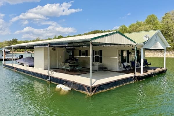 2002 Custom 20 x 53 Floating Cabin - Approx 999/sqft - Image 1