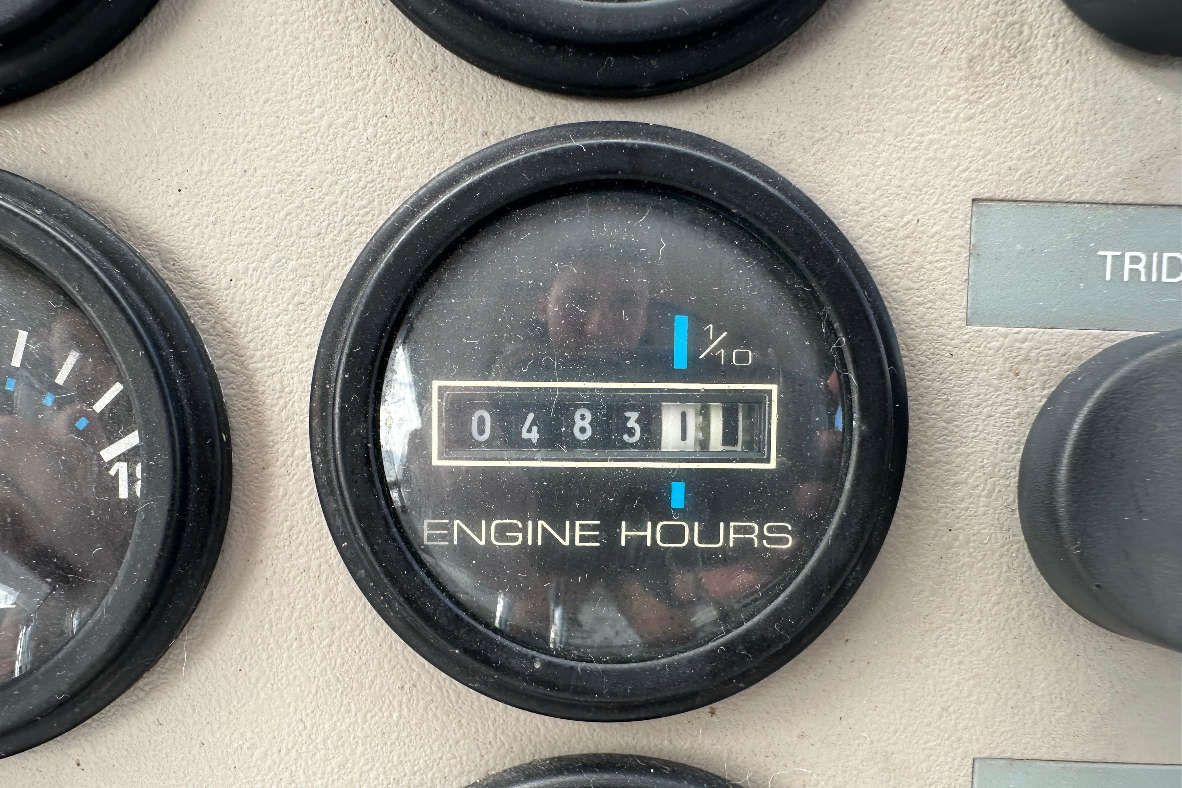 Close-up of Carver 325 Motor Yacht engine hours gauge, showing 483.1 hours.