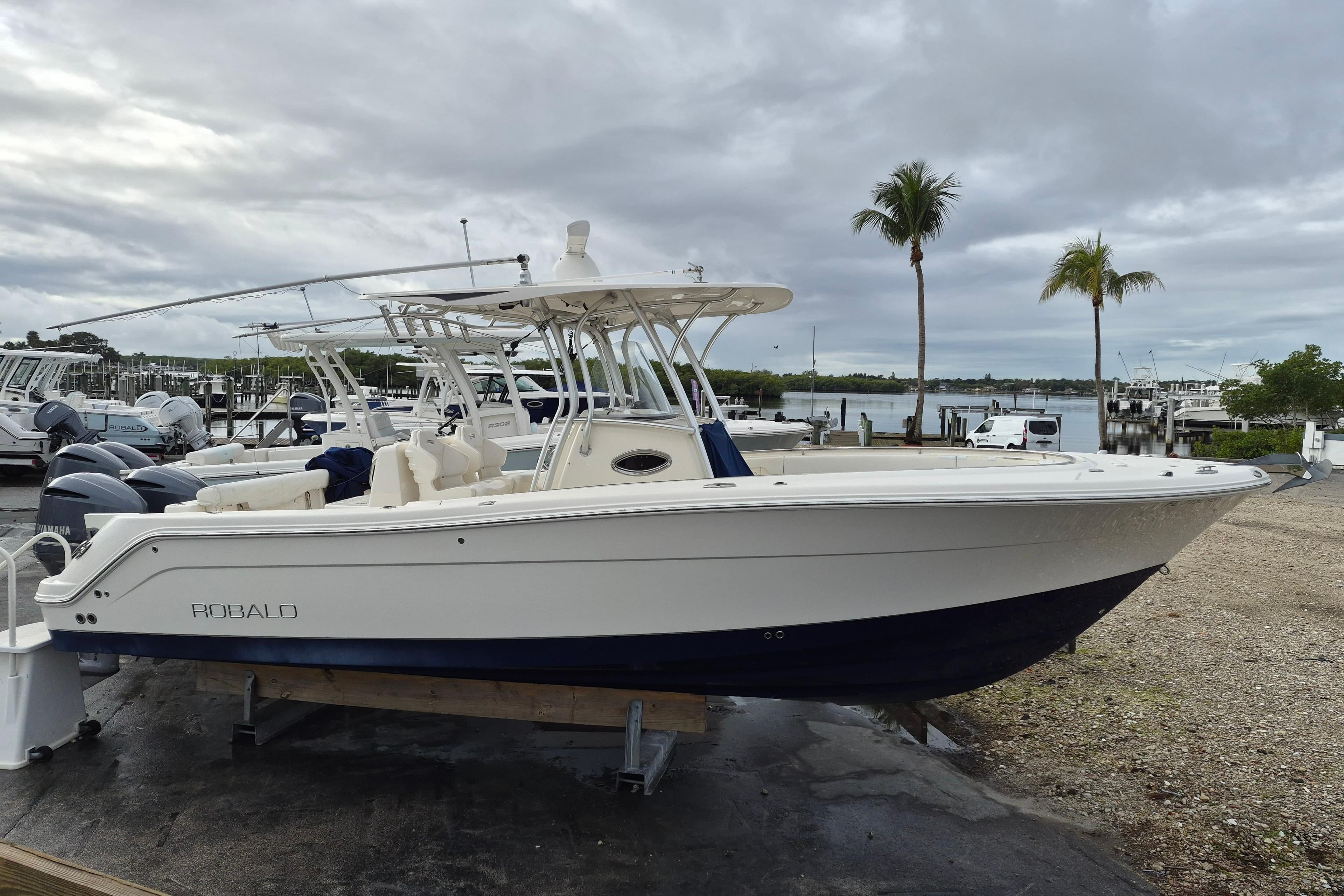 2014 Robalo R300 Center Console