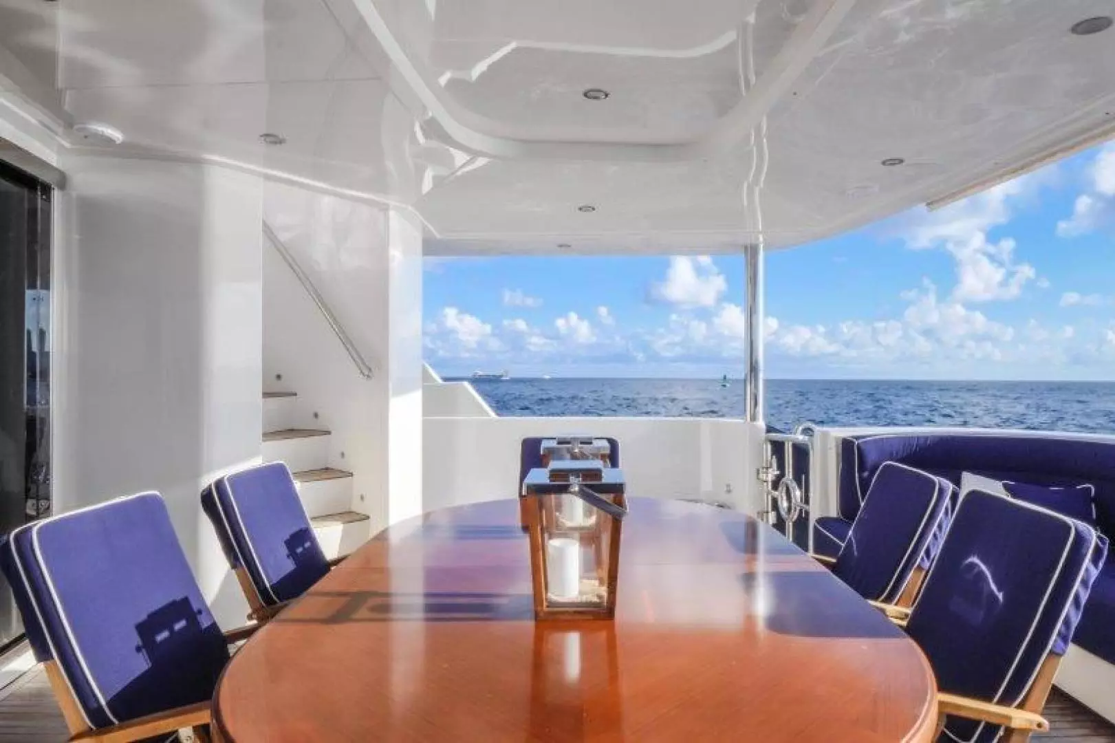 2009 Horizon Premier Tri-Deck - Image 2