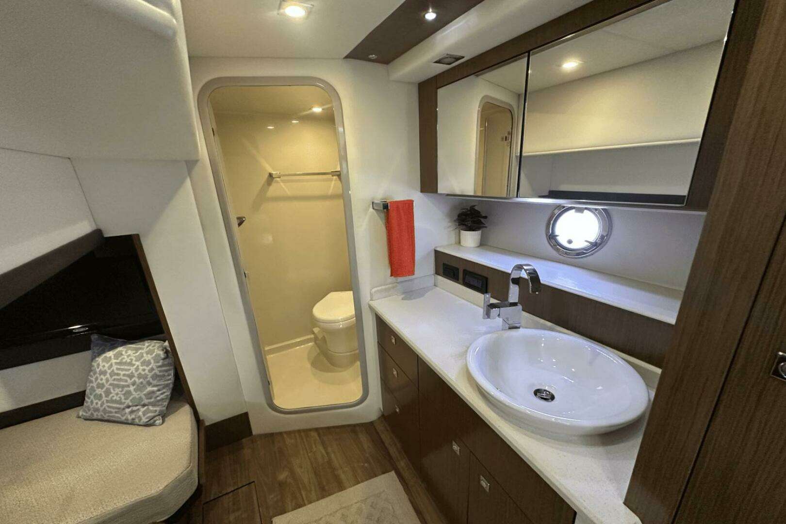2016 Cruisers Yachts Cantius - Image 33