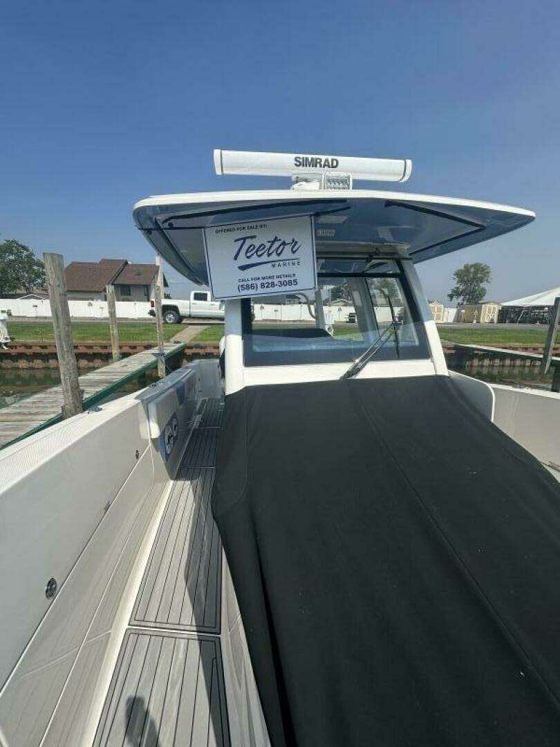 2023 Robalo R360 - Image 35