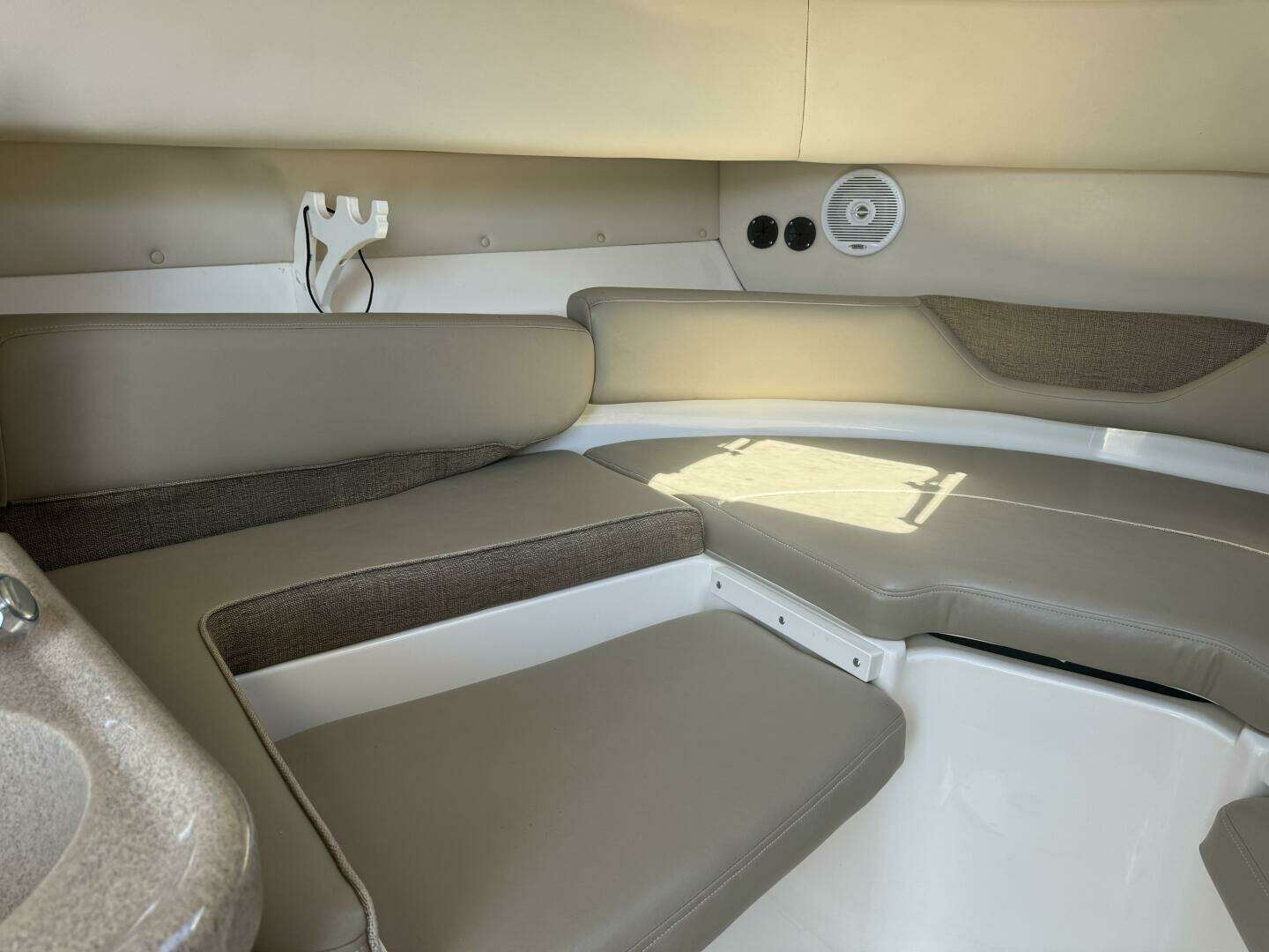 2002 Boston Whaler 275 Conquest - Image 24