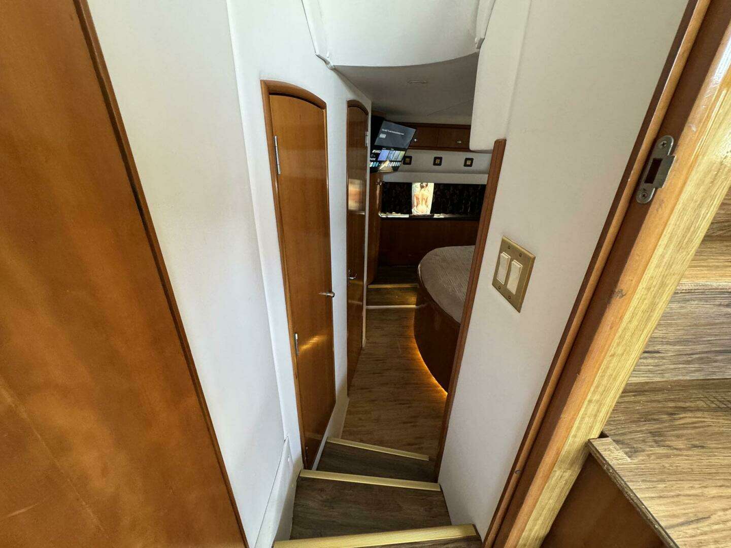 2001 Carver 40 Flybridge - Image 29