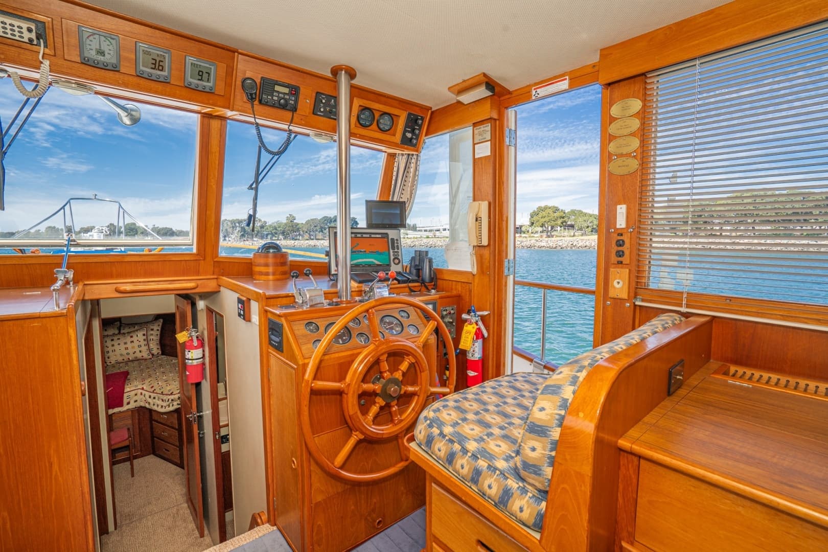 1987 Grand Banks 47 motoryacht - Image 23