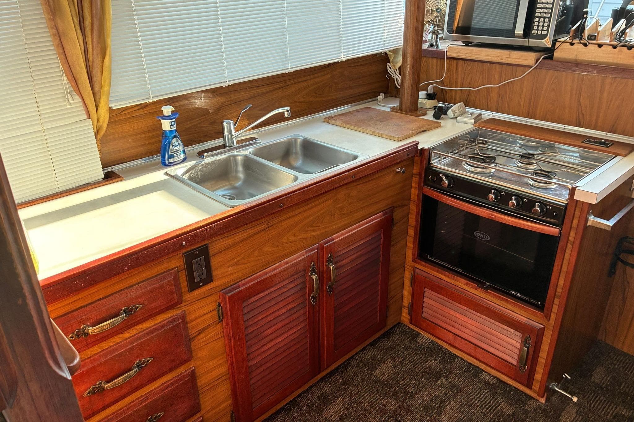 Tollycraft 30 Sedan - Galley