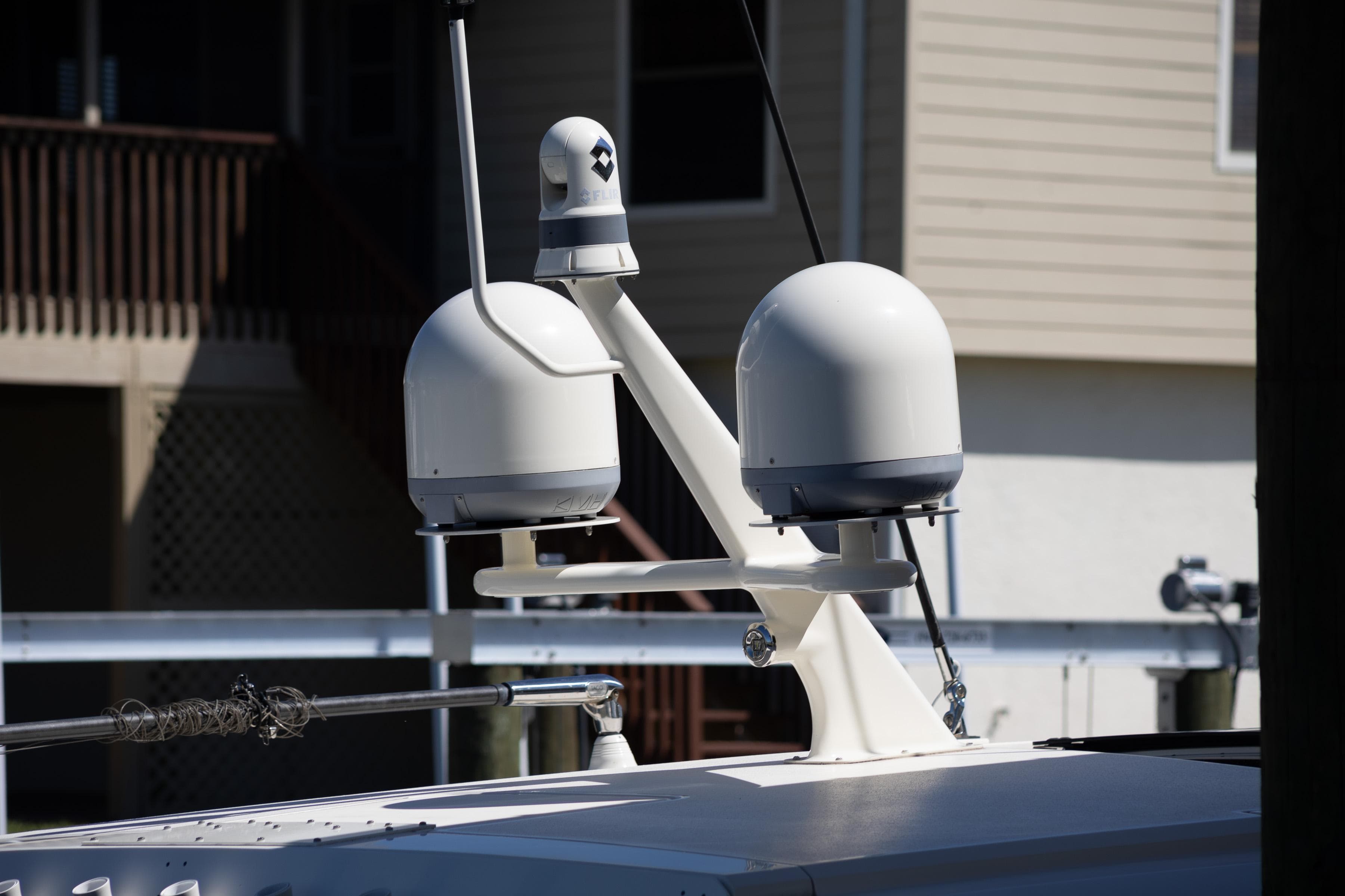 Radar and communication equipment on a 2020 Scout 530LXF boat.