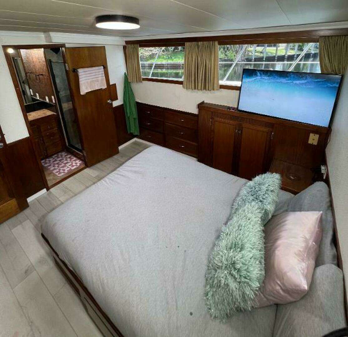 1983 Knight & Carver Custom Trideck - Image 49