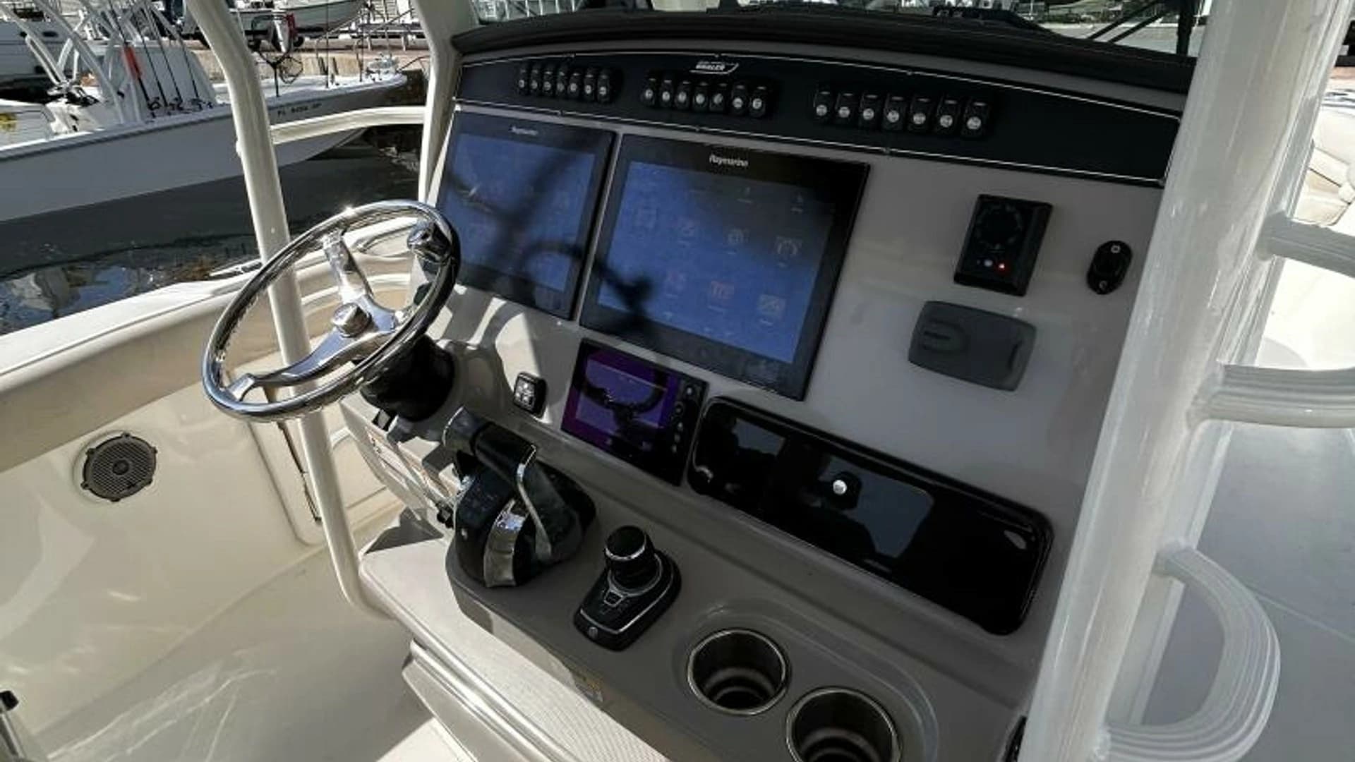 2017 Boston Whaler 330 Outrage - Image 2