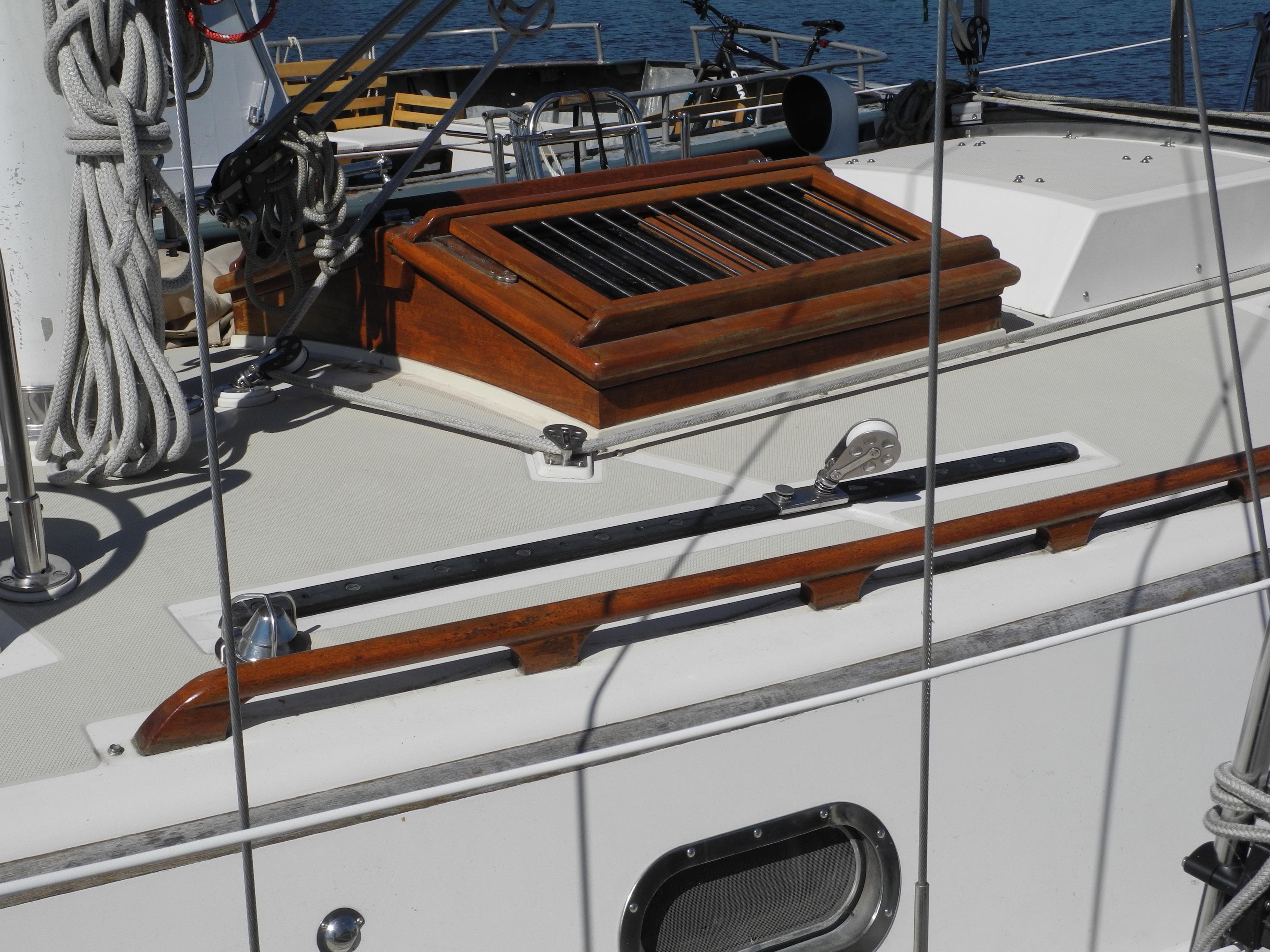 1987 Ta Shing Tashiba 31 sailboat deck with wooden hatch and rigging details.
