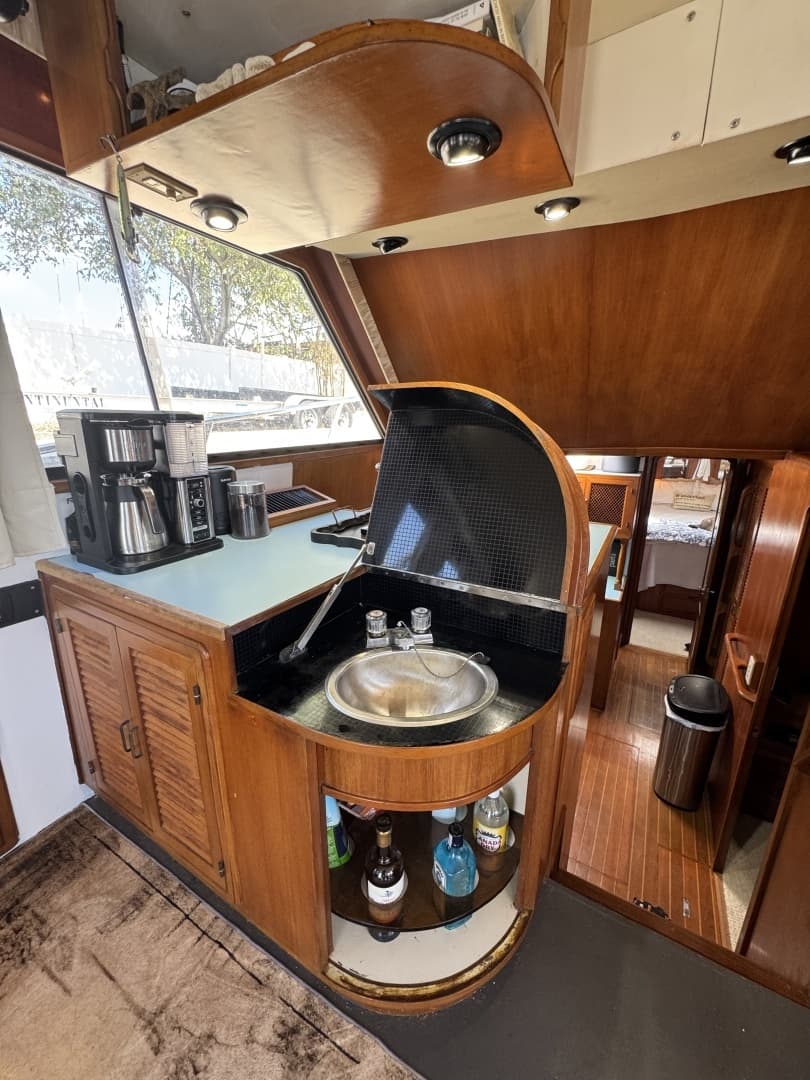 1989 Ricker 48 Convertible - Image 29