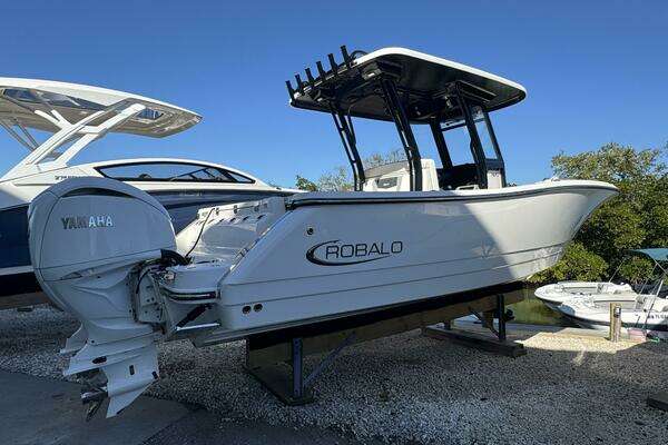 2023 Robalo R270 Center Console