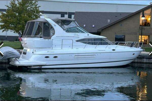 2000 Cruisers Yachts 4450 Express Motor Yacht