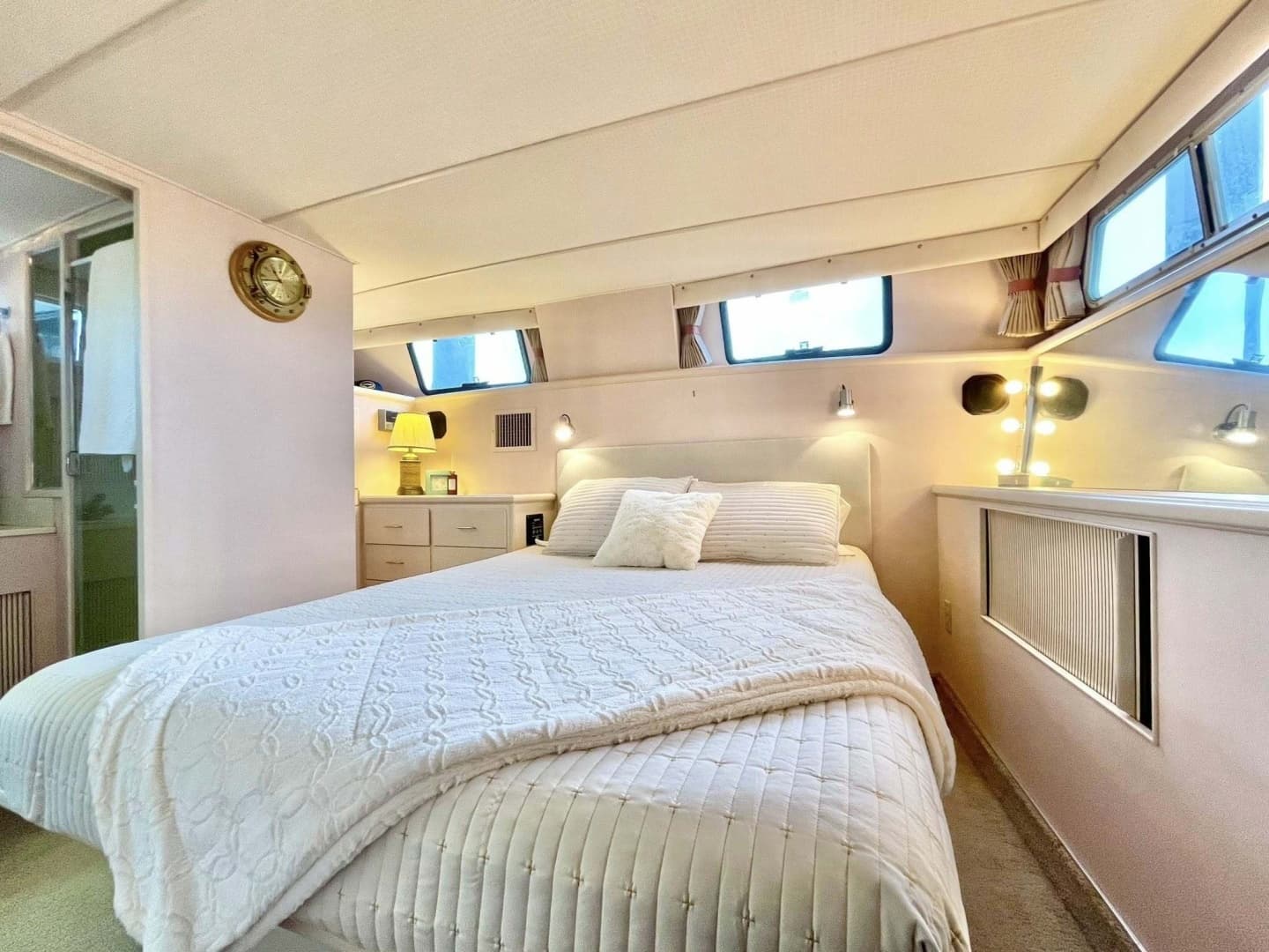 1989 Tollycraft Cockpit Motor Yacht - Image 5