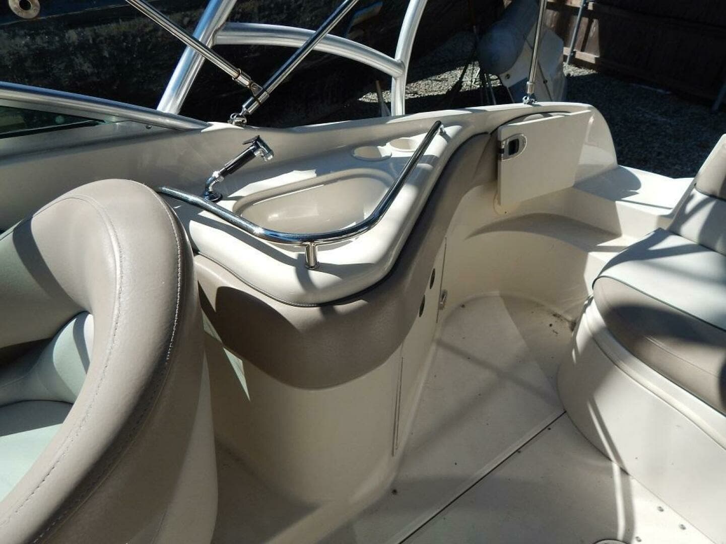 2004 Sea Ray 240 Sundeck - Image 8