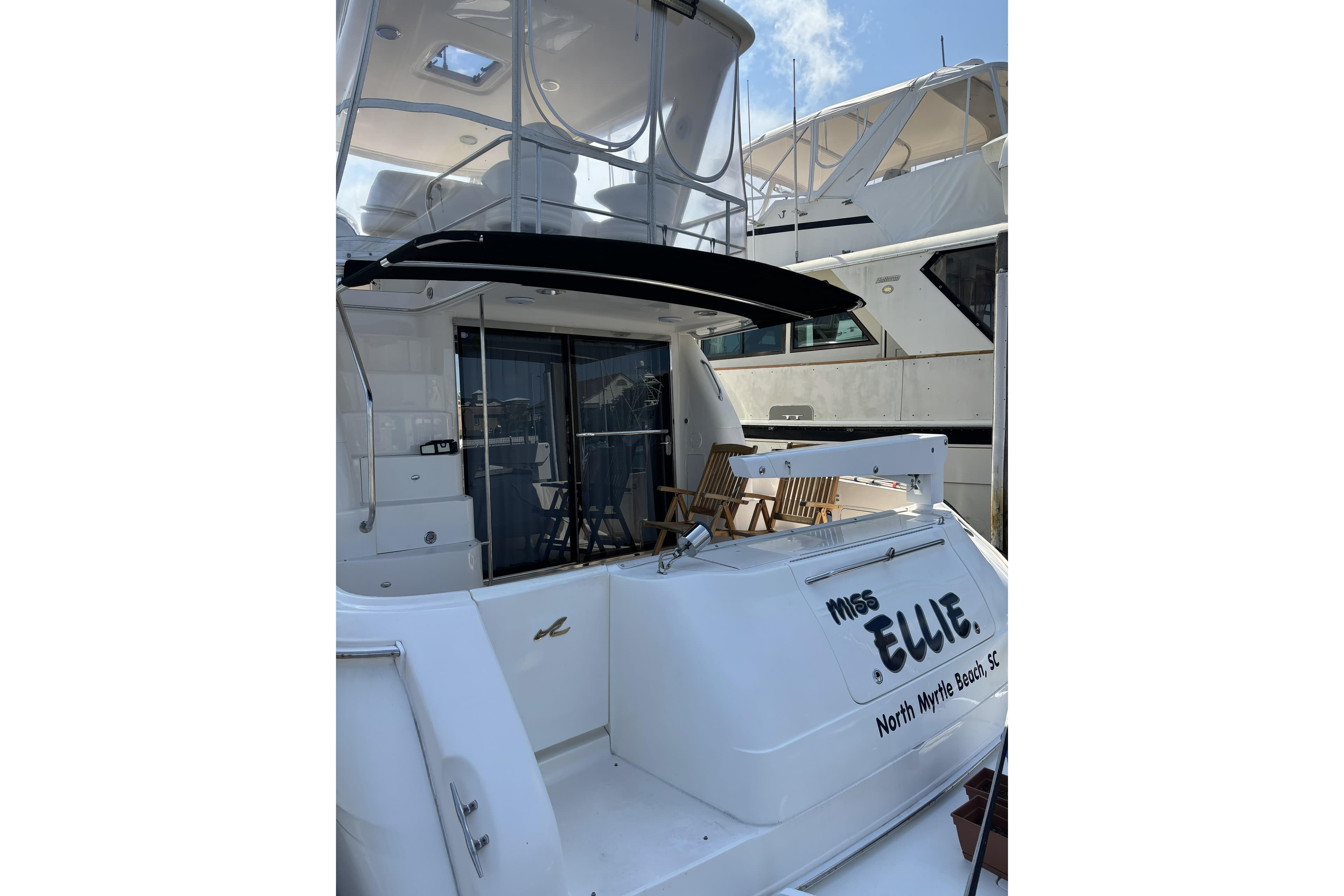 1999 Sea Ray 480 Sedan Bridge yacht docked, featuring spacious deck and seating area.